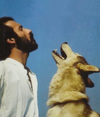 raa86a.jpg Roger Abrantes howling with husky in 1986 (photo by Ole Suszkievicz).